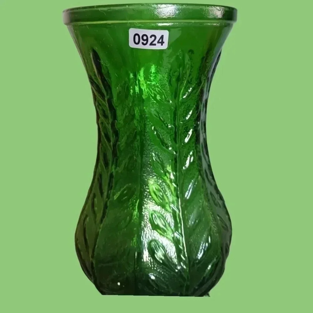 Vtg emerald green glass vase